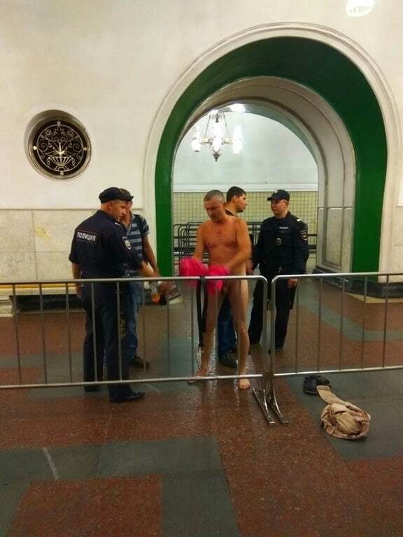 Голый и смешные: в Москве полицейские заставили мужчину раздеться в метро. Фотофакт