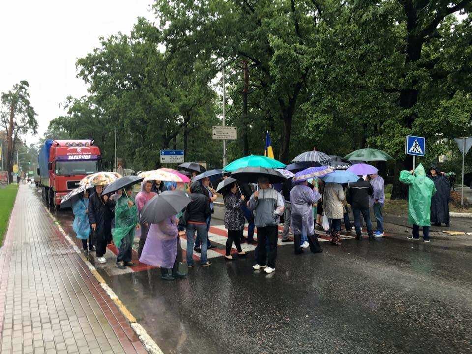 Жители Бучи разблокировали Варшавское шоссе и пошли под дом мэра