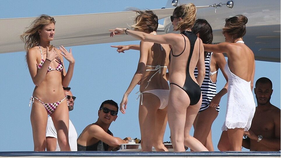 Отрыв в Сен-Тропе: как модели Victoria's Secret развлеклись на яхте