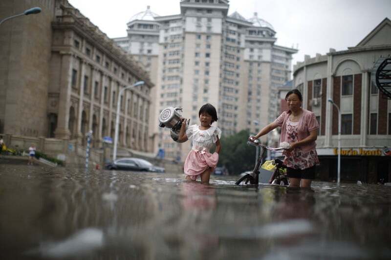 Десятки пострадавших: в Китае произошло ужасное наводнение. Опубликованы фото и видео