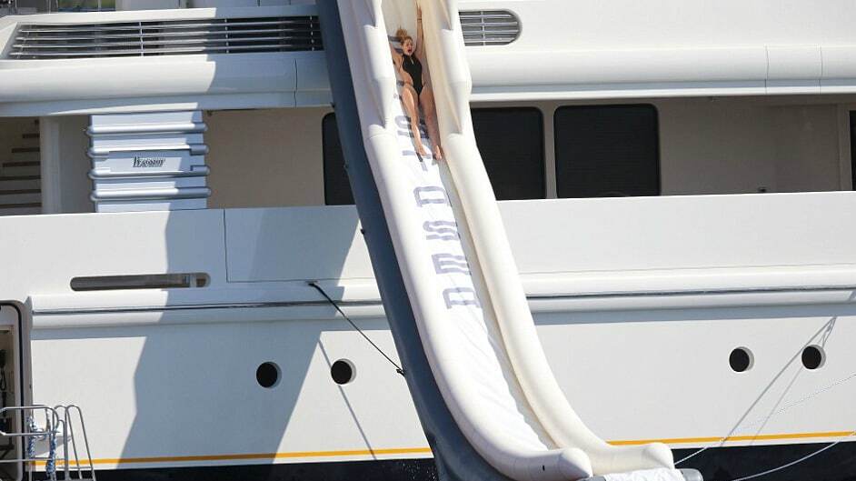 Отрыв в Сен-Тропе: как модели Victoria's Secret развлеклись на яхте