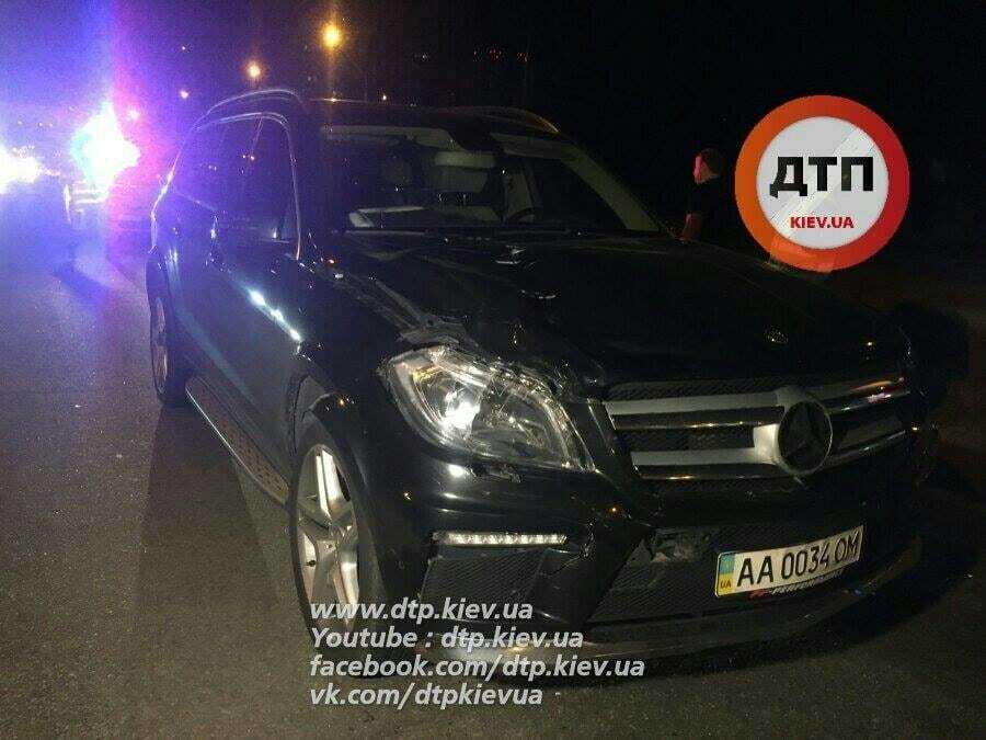 У Києві Mercedes на смерть збив пішохода: фото з місця ДТП