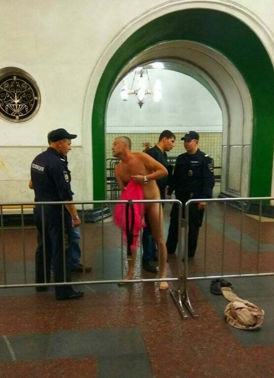 Голый и смешные: в Москве полицейские заставили мужчину раздеться в метро. Фотофакт