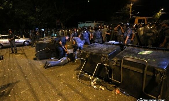 У Єревані силовики розігнали протестувальників біля будівлі поліції: затримано майже 140 осіб