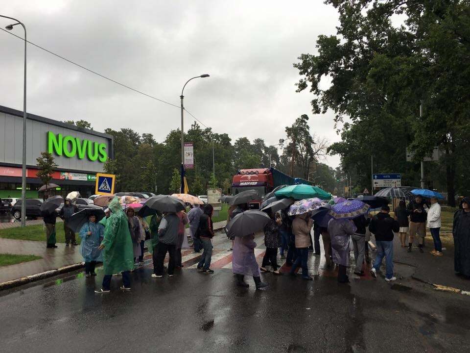 Жители Бучи разблокировали Варшавское шоссе и пошли под дом мэра