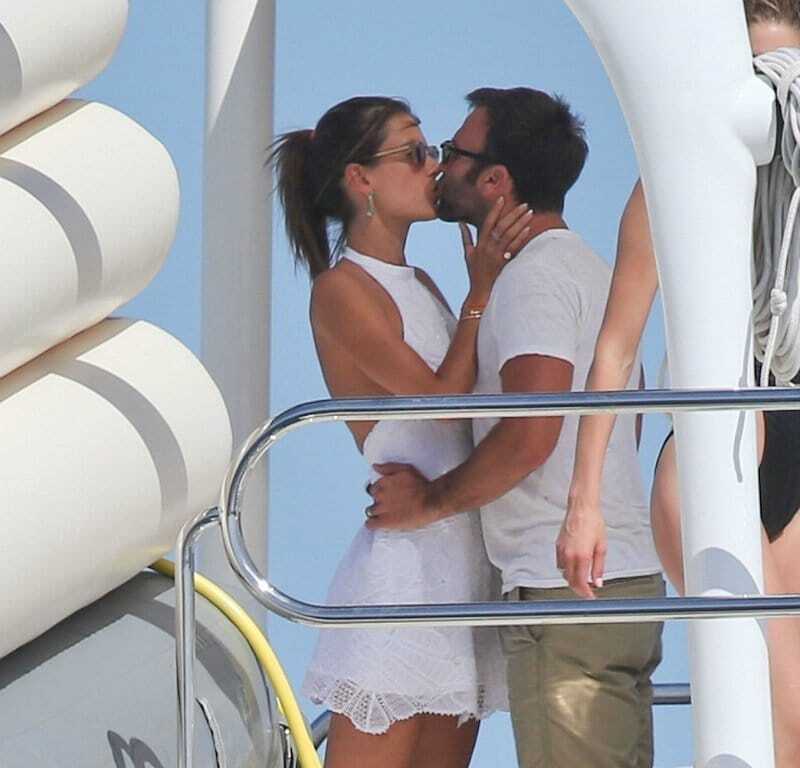 Отрыв в Сен-Тропе: как модели Victoria's Secret развлеклись на яхте