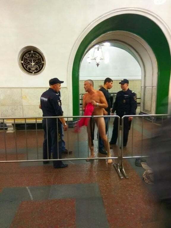 Голый и смешные: в Москве полицейские заставили мужчину раздеться в метро