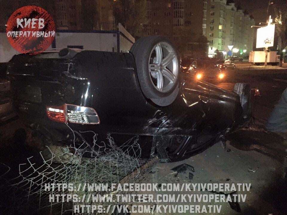 Масштабна ДТП у Києві: Audi протаранила огорожу автостоянки і перекинулася