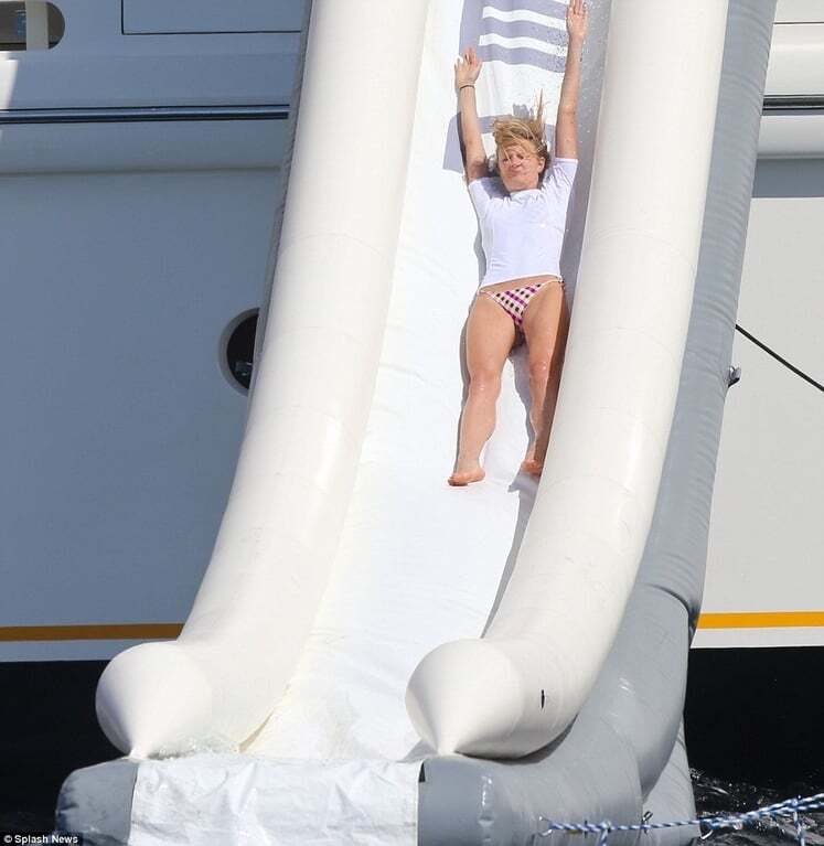 Отрыв в Сен-Тропе: как модели Victoria's Secret развлеклись на яхте