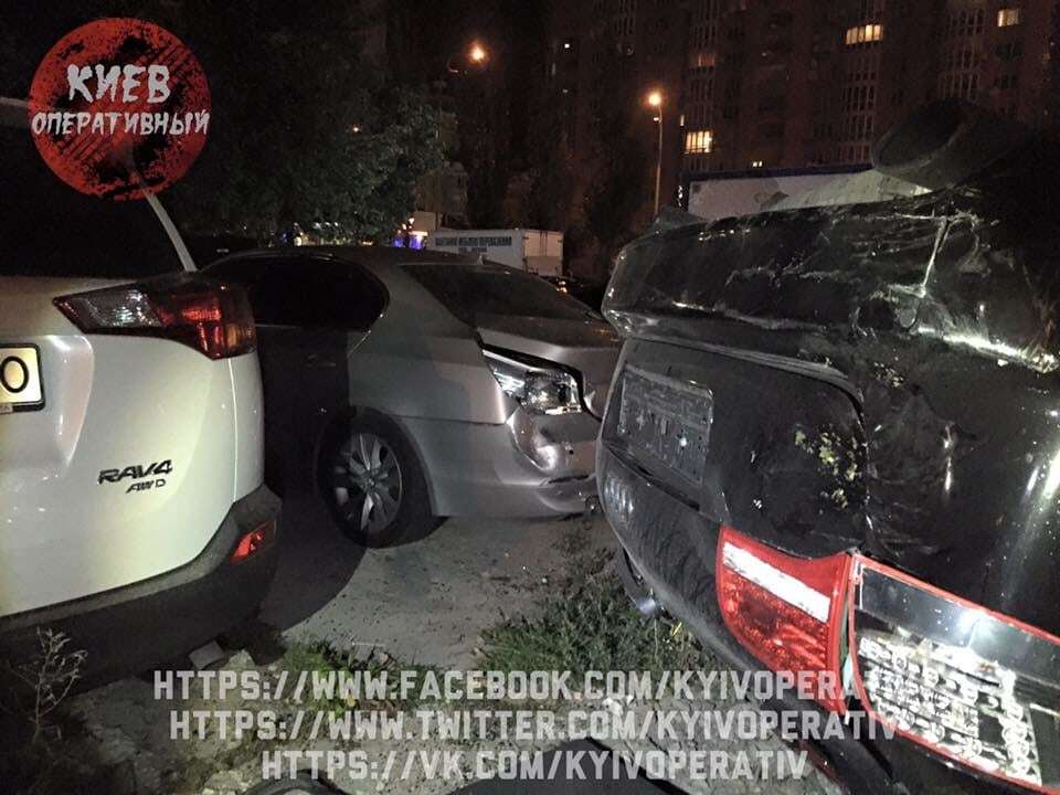 Масштабное ДТП в Киеве: Audi протаранила забор автостоянки и перевернулась