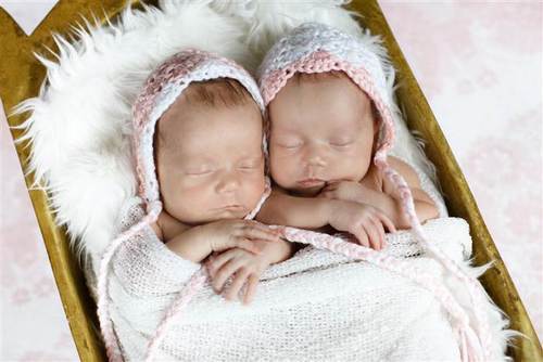Девочки-близнецы не могут жить друг без друга
