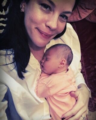Лив Тайлер показала первое фото с новорожденной дочкой