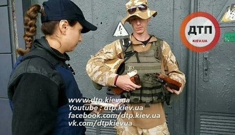 При полном "фарше": в Киеве задержали солдата с автоматом в пакете