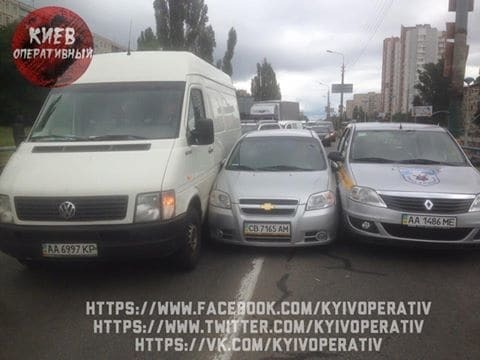 Застряг: у Києві водій намагався проскочити між двома машинами