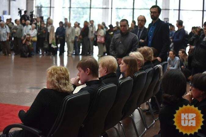 Попрощаться с Шереметом в Киев приехали мама и супруга: опубликованы фото