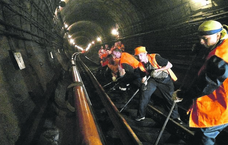 Бродят по темным туннелям: киевский метрополитен показал ночную жизнь станций. Фотофакт