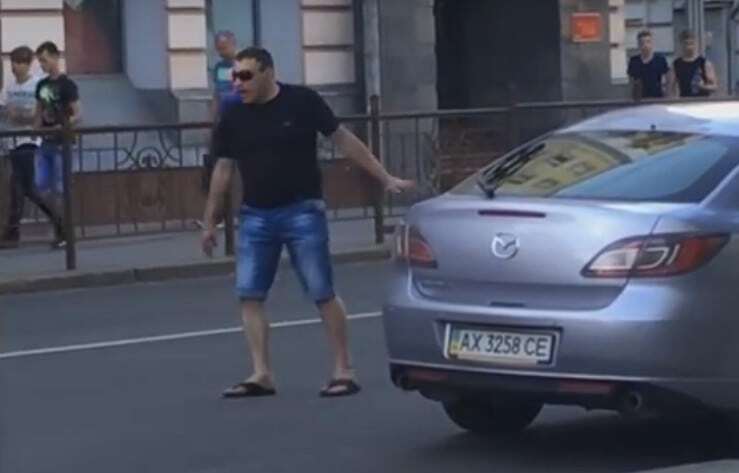 "Я танцевать люблю": в Харькове мужчина устроил вечеринку на проезжей части. Опубликованы фото и видео