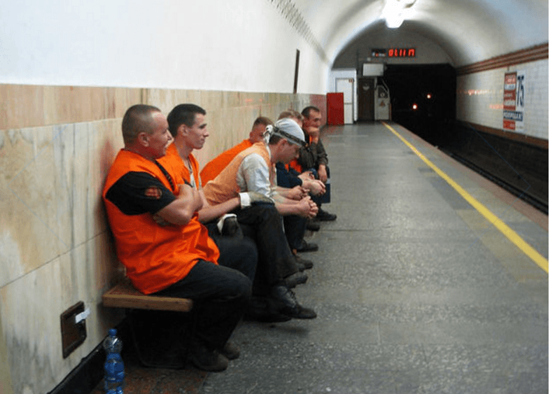 Бродят по темным туннелям: киевский метрополитен показал ночную жизнь станций. Фотофакт