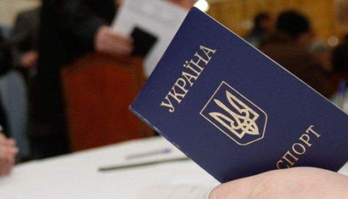 Паспорт в руки и полетели: список безвизовых стран для украинцев