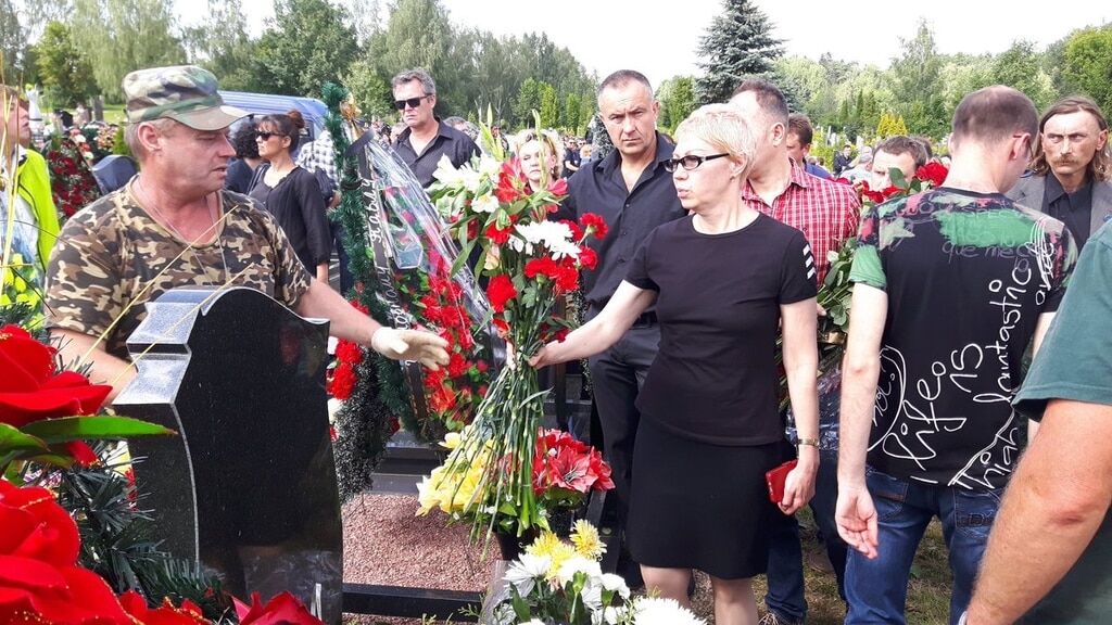 "Утонул в цветах": в Минске похоронили Павла Шеремета