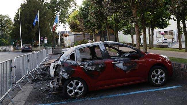 Заворушення в Парижі: за ніч зловмисники спалили 12 автомобілів
