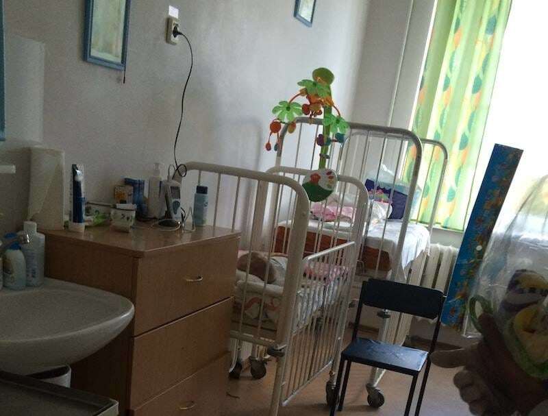 Сироті, що залишилася без нагляду в київській лікарні, стало краще