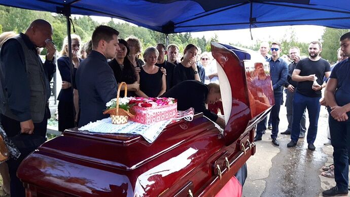"Потонув у квітах": у Мінську поховали Павла Шеремета