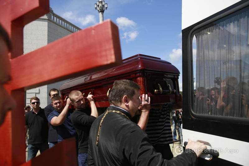 "Улыбайся там наверху": опубликован фоторепортаж с похорон Шеремета
