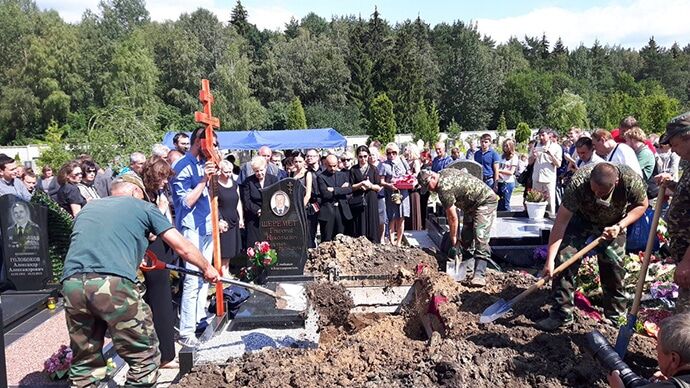 "Потонув у квітах": у Мінську поховали Павла Шеремета