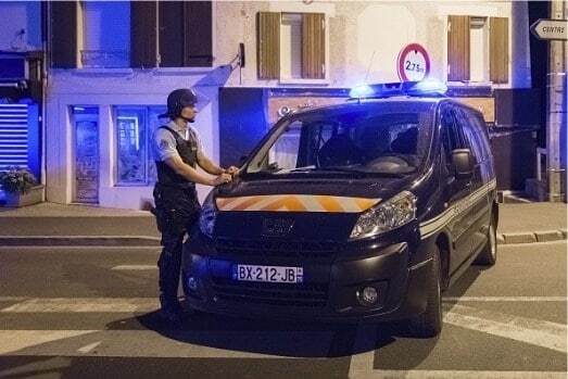Беспорядки в Париже: за ночь злоумышленники сожгли 12 автомобилей