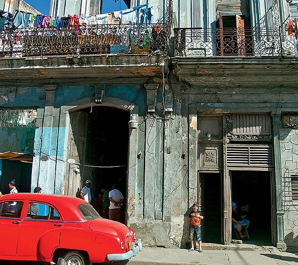 Забавные привычки кубинцев: расплескать ром и погладить дерево