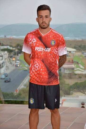 Клубничка. Испанский клуб представил самую необычную футбольную форму в сезоне: фотофакт