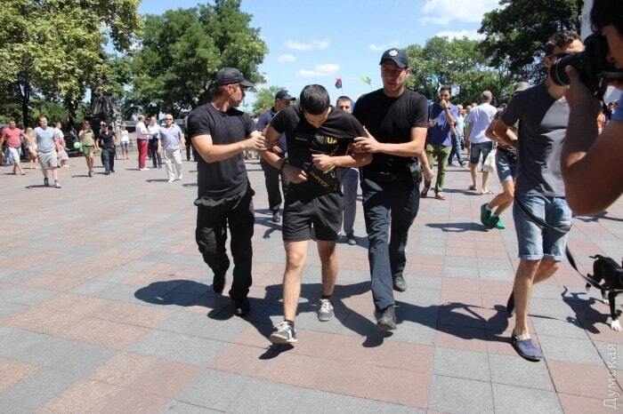 В Одессе Савченко забросали яйцами. Фоторепортаж