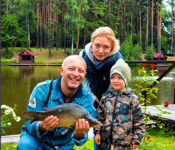 Оксана Акиньшина впервые показала мужа и сына