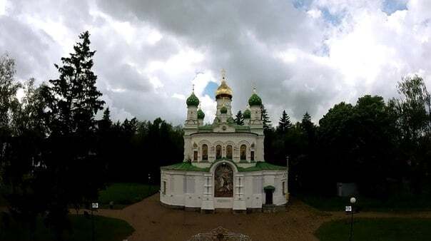 Церковь УПЦ МП в Полтаве украсили вызывающей антиукраинской символикой: Опубликованы фото и видео