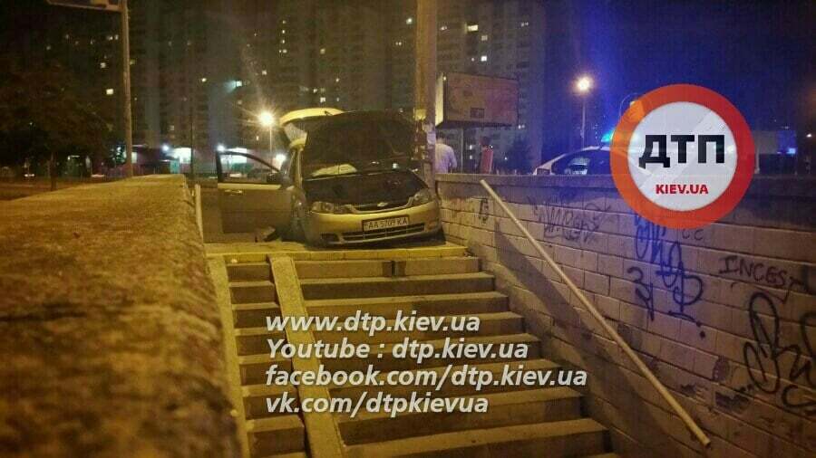 В Киеве иномарка влетела в подземный переход. Фотофакт