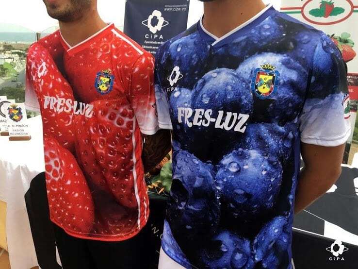 Клубничка. Испанский клуб представил самую необычную футбольную форму в сезоне: фотофакт