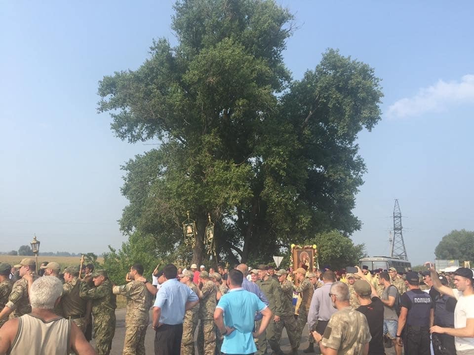 Крестный ход на подступах к Киеву забросали яйцами