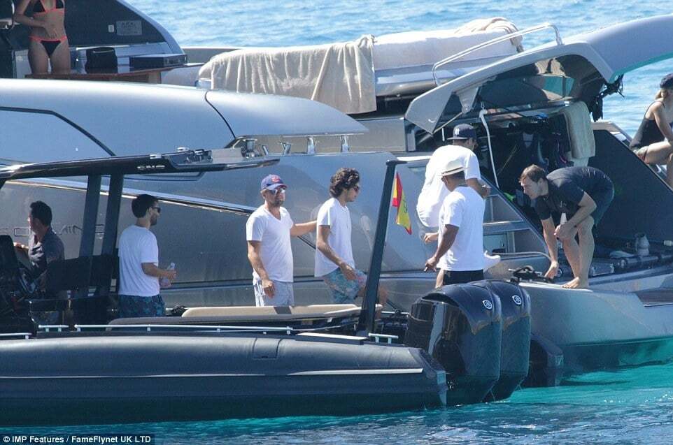 ДіКапріо з юною моделлю і колегами відпочив на яхті російського олігарха