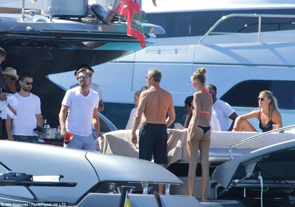 ДиКаприо с юной моделью и коллегами отдохнул на яхте российского олигарха