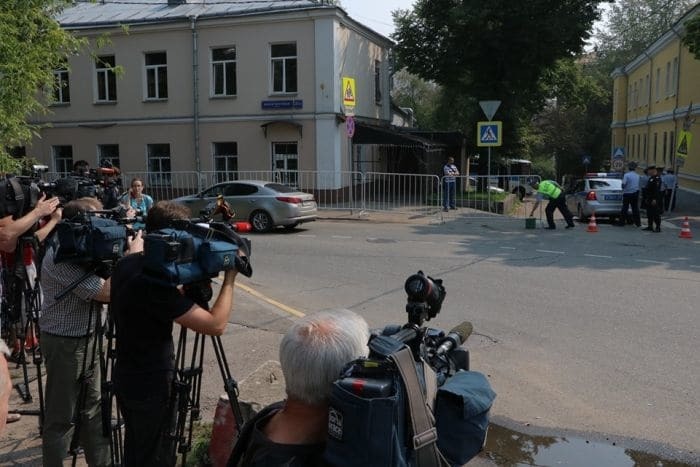 "Кадырова на допрос": в Москве прошли пикеты перед судом по делу Немцова. Опубликованы фото