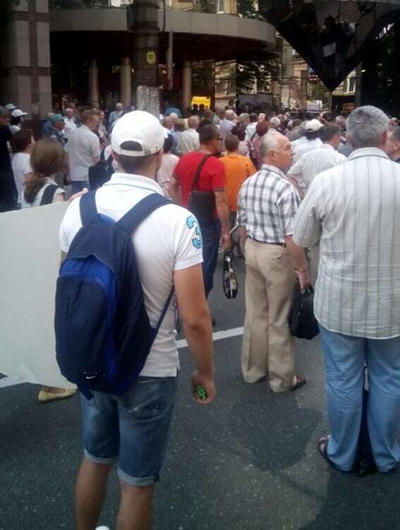У Києві мітингувальники перекрили вулицю: паралізовано рух
