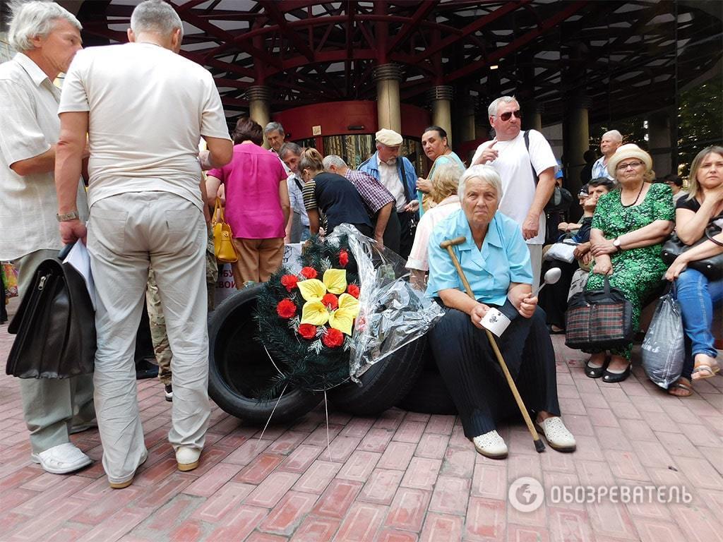 "Віддайте наші гроші!": митинг вкладчиков в Киеве координировали молодые люди с громкоговорителями