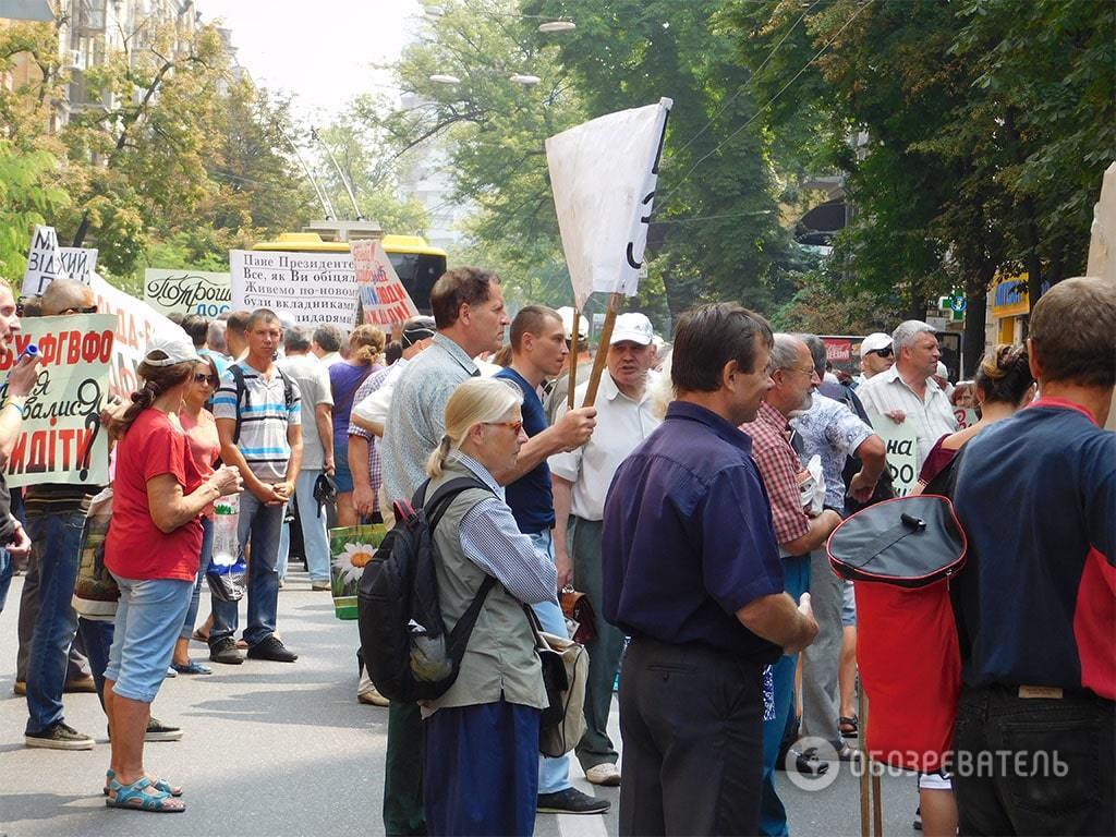 "Віддайте наші гроші!": митинг вкладчиков в Киеве координировали молодые люди с громкоговорителями