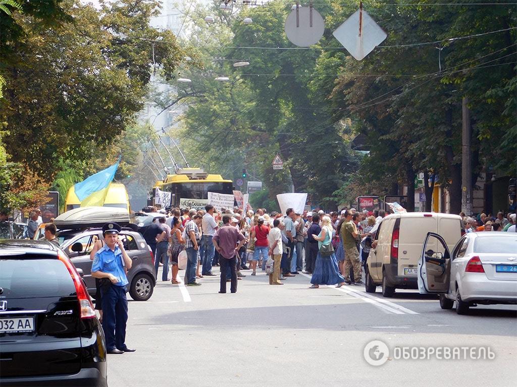 "Віддайте наші гроші!": митинг вкладчиков в Киеве координировали молодые люди с громкоговорителями