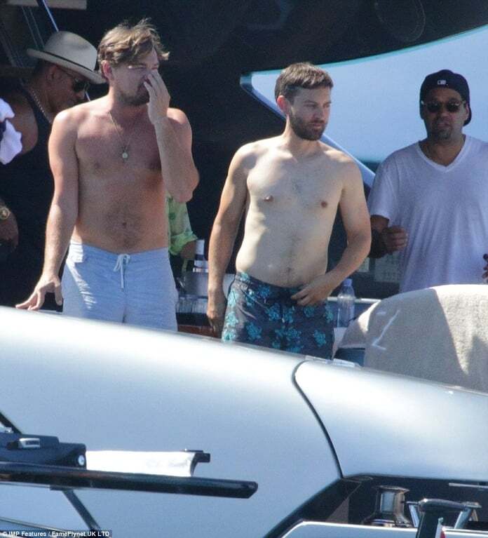 ДиКаприо с юной моделью и коллегами отдохнул на яхте российского олигарха
