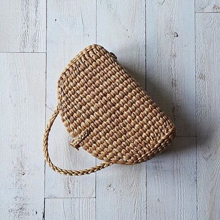 По мотивам Красной Шапочки: плетеные сумочки заполонили Instаgram