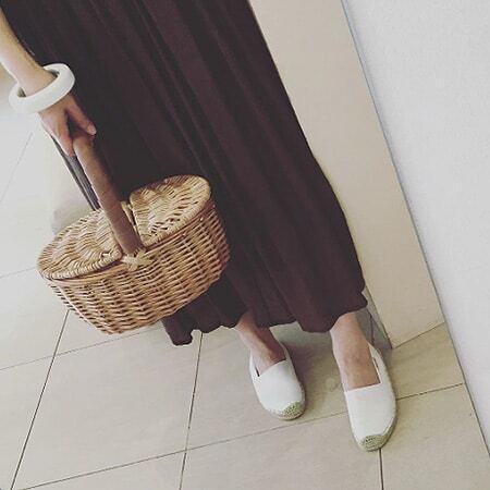 По мотивам Красной Шапочки: плетеные сумочки заполонили Instаgram