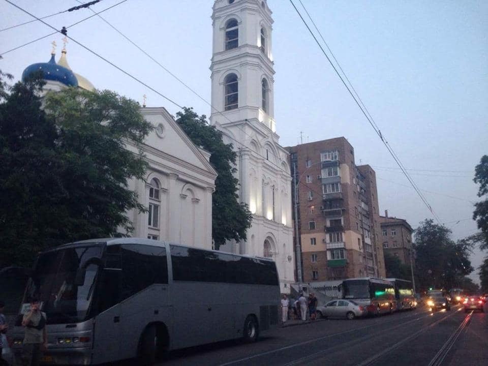 В соцсетях показали автобусы: из Харькова и Одессы в Киев привезут новых верующих
