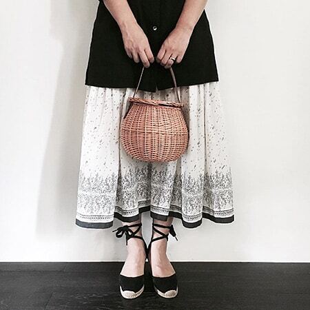 По мотивам Красной Шапочки: плетеные сумочки заполонили Instаgram